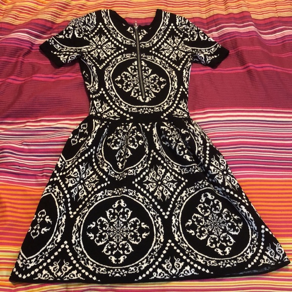 Really pretty black dress with white motifs SIZE XS 16$ - Picture 2 of 3